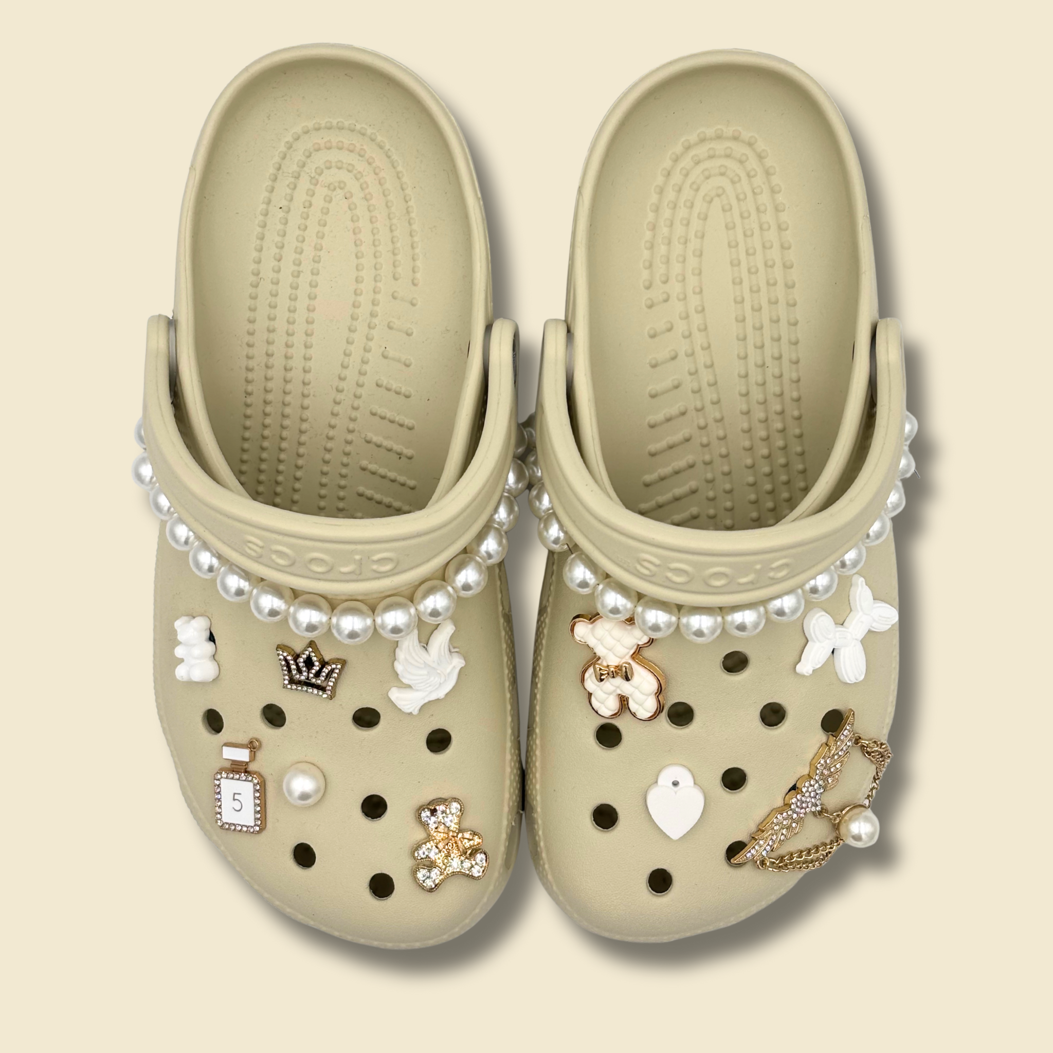 Glänzende weiße Clogs