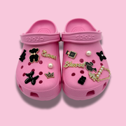 Schwarze und goldene Clogs