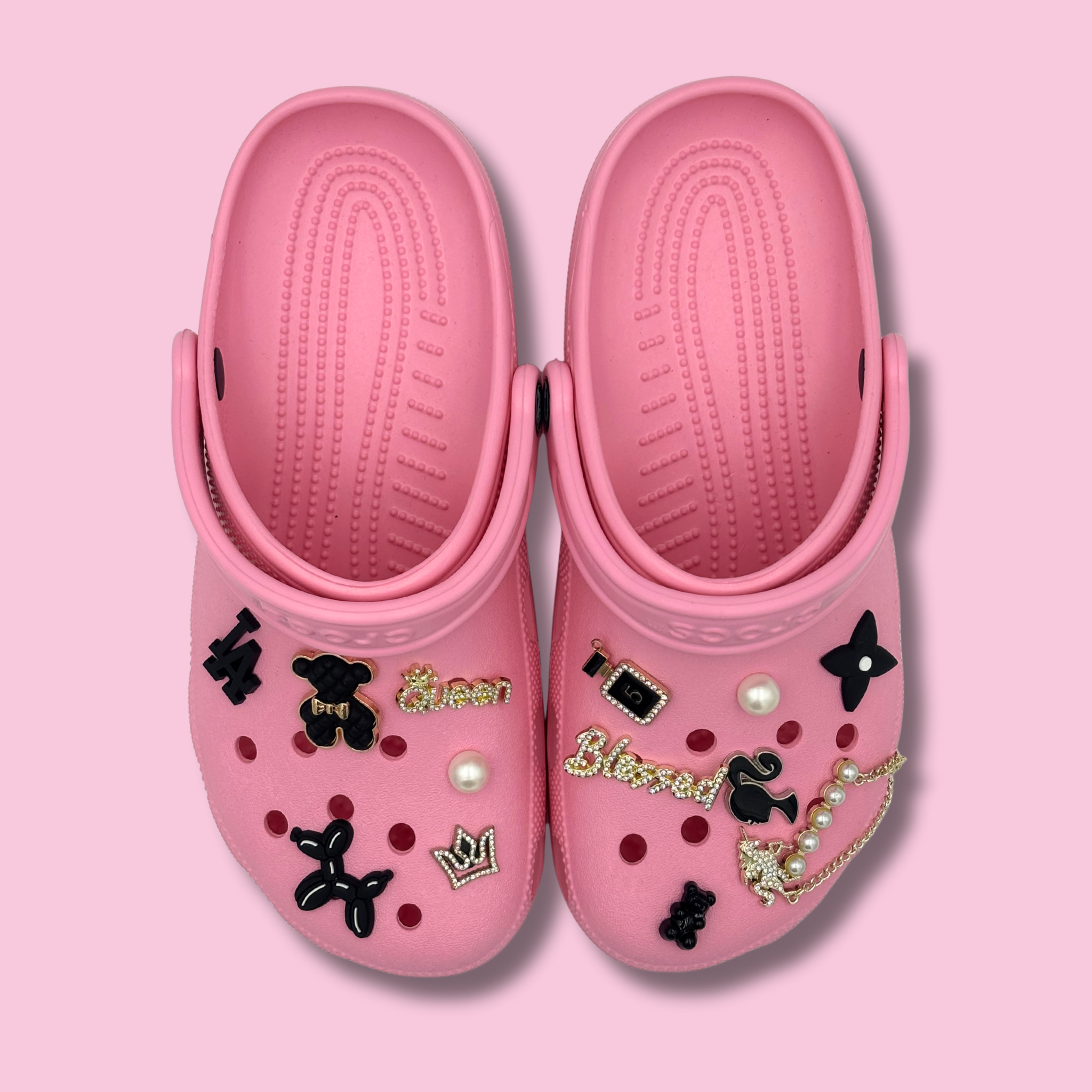 Schwarze und goldene Clogs