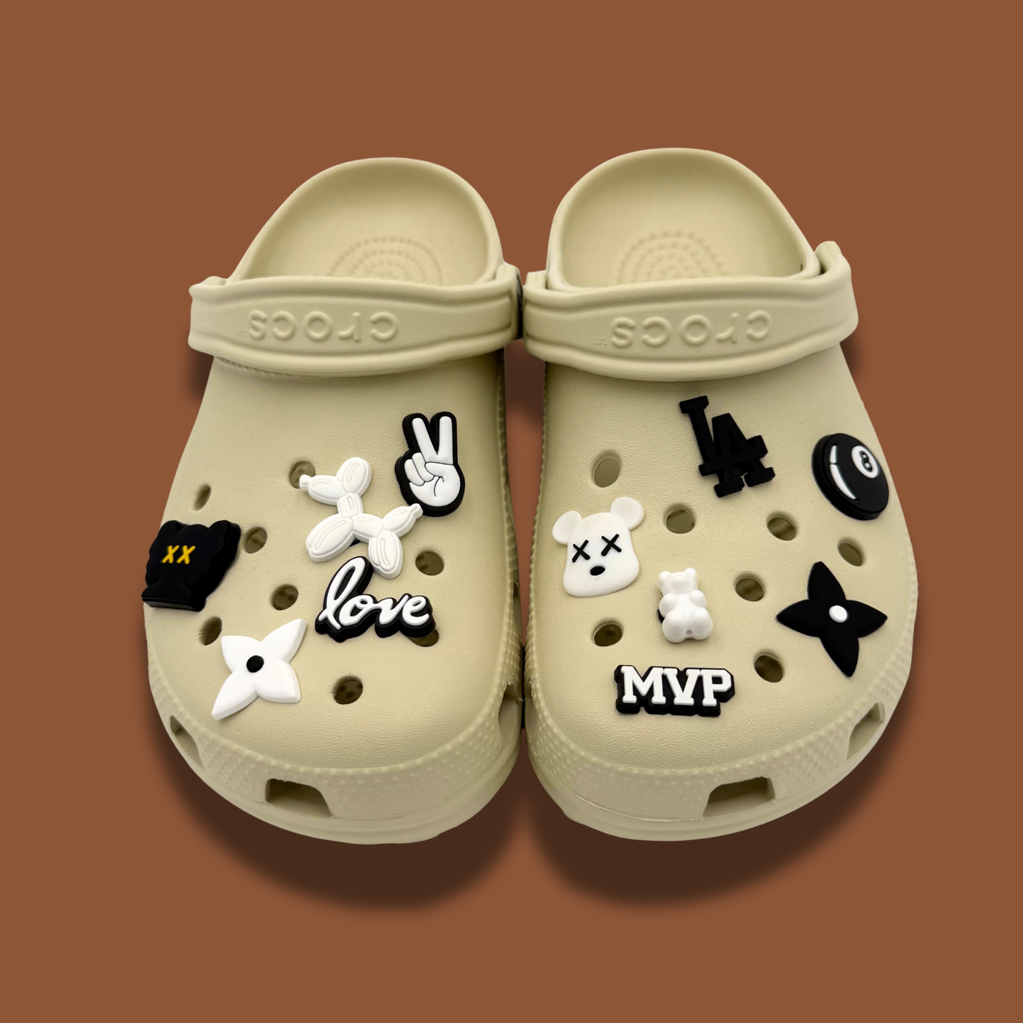 Schwarz-weiße Clogs