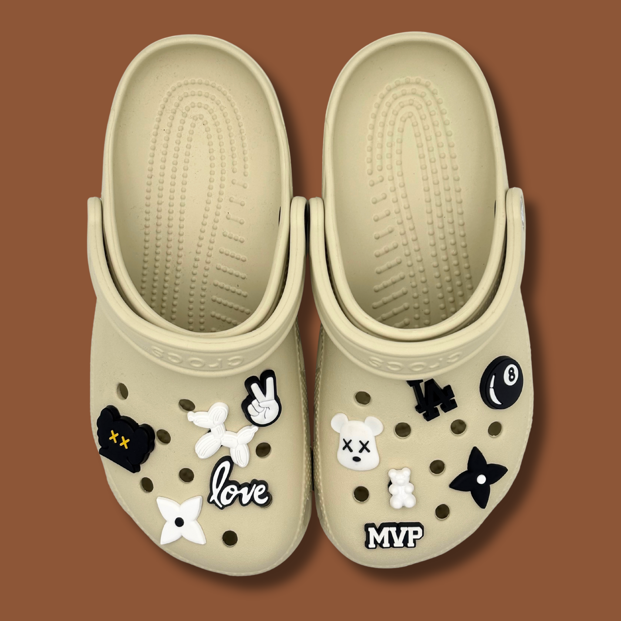 Schwarz-weiße Clogs