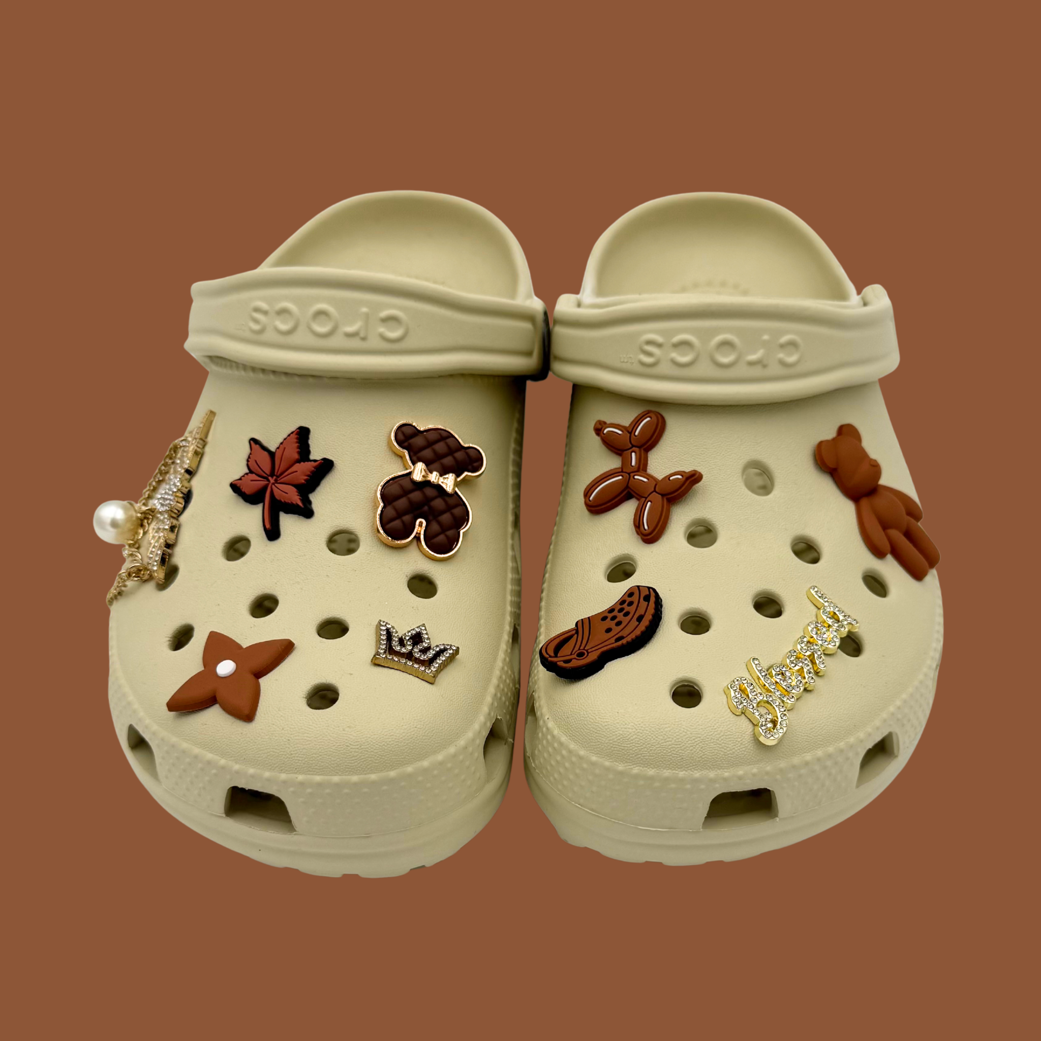 Braune und goldene Clogs