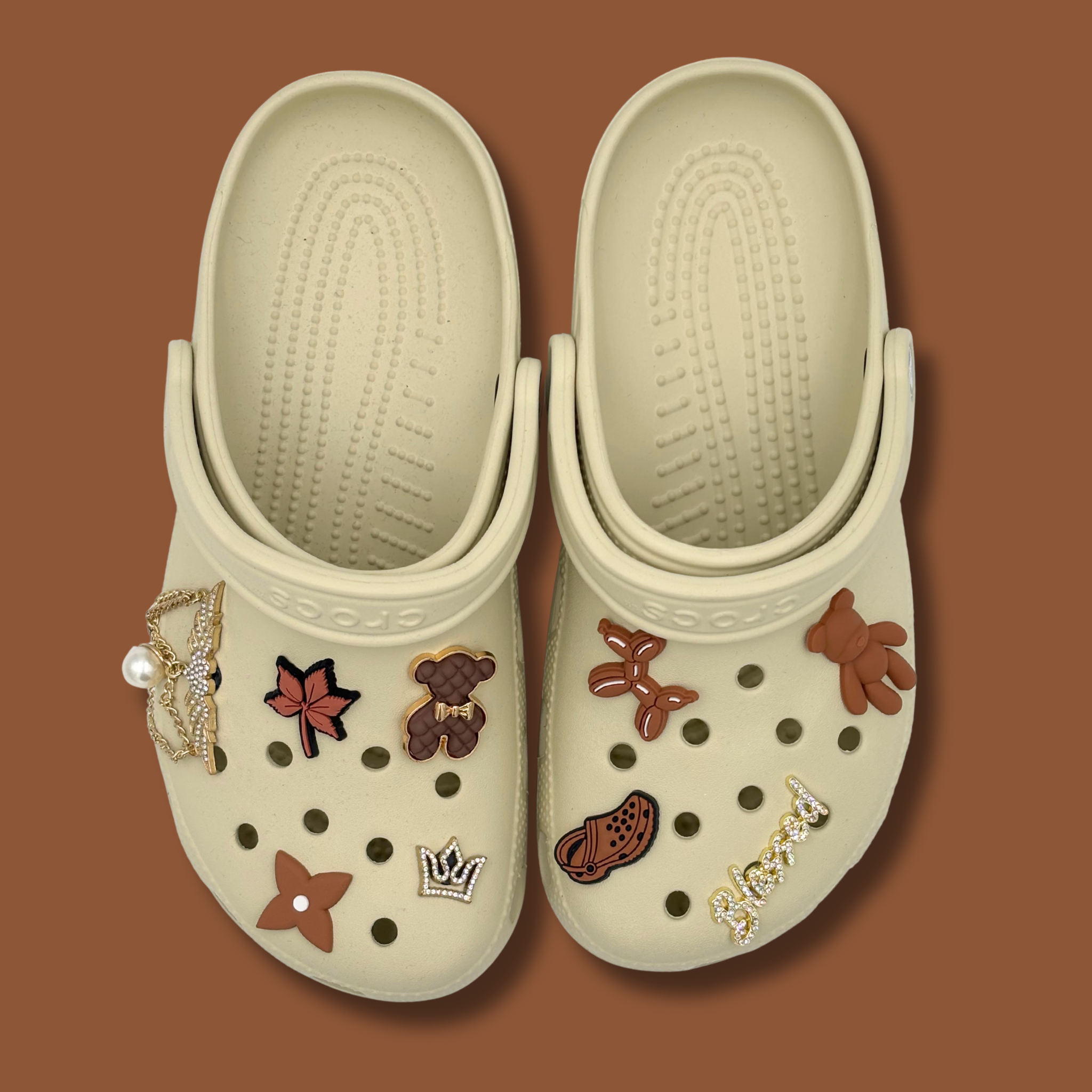 Braune und goldene Clogs