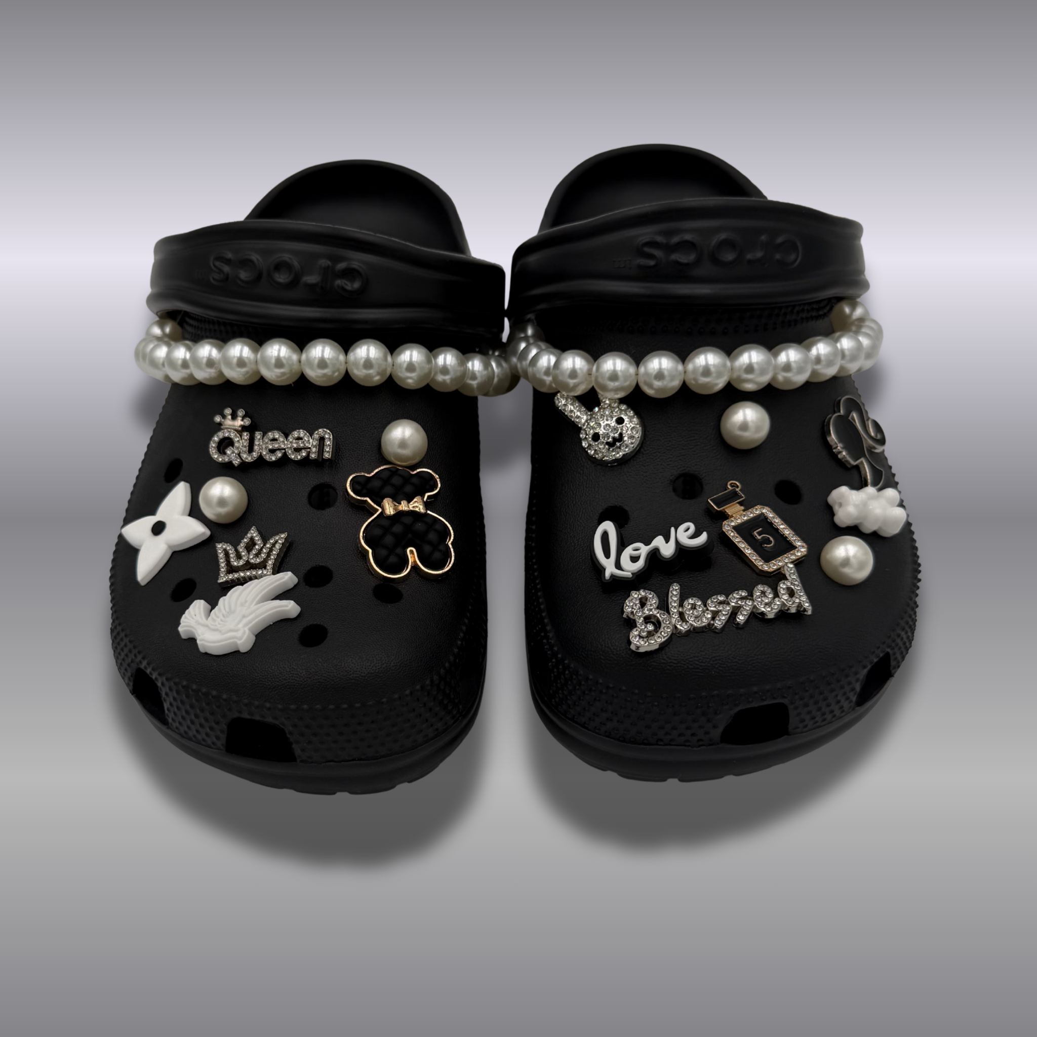 Glitzernde schwarze Clogs