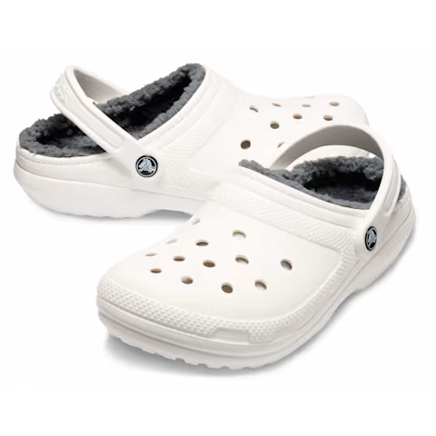 Weiße Crocs-Clogs aus Fell