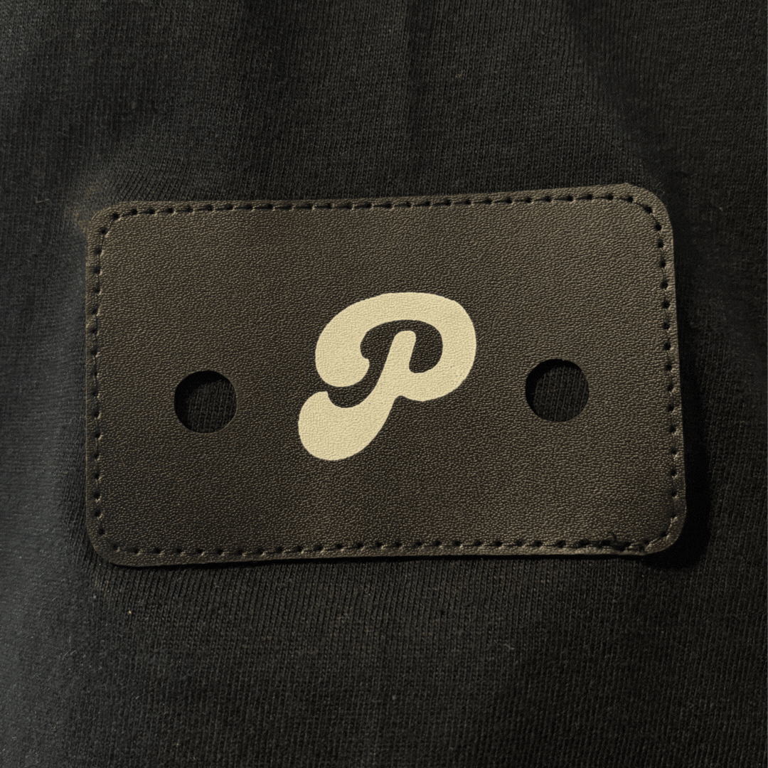 Personalisierbares T-Shirt mit Charms – Mach es zu deinem eigenen!